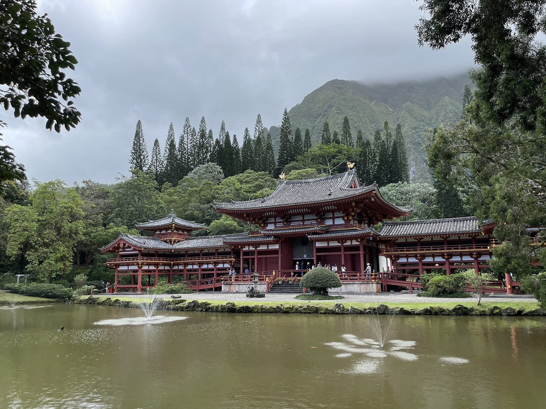 Byōdō-In Temple and its pond beneath the Koʻolau Range in Kāneʻohe