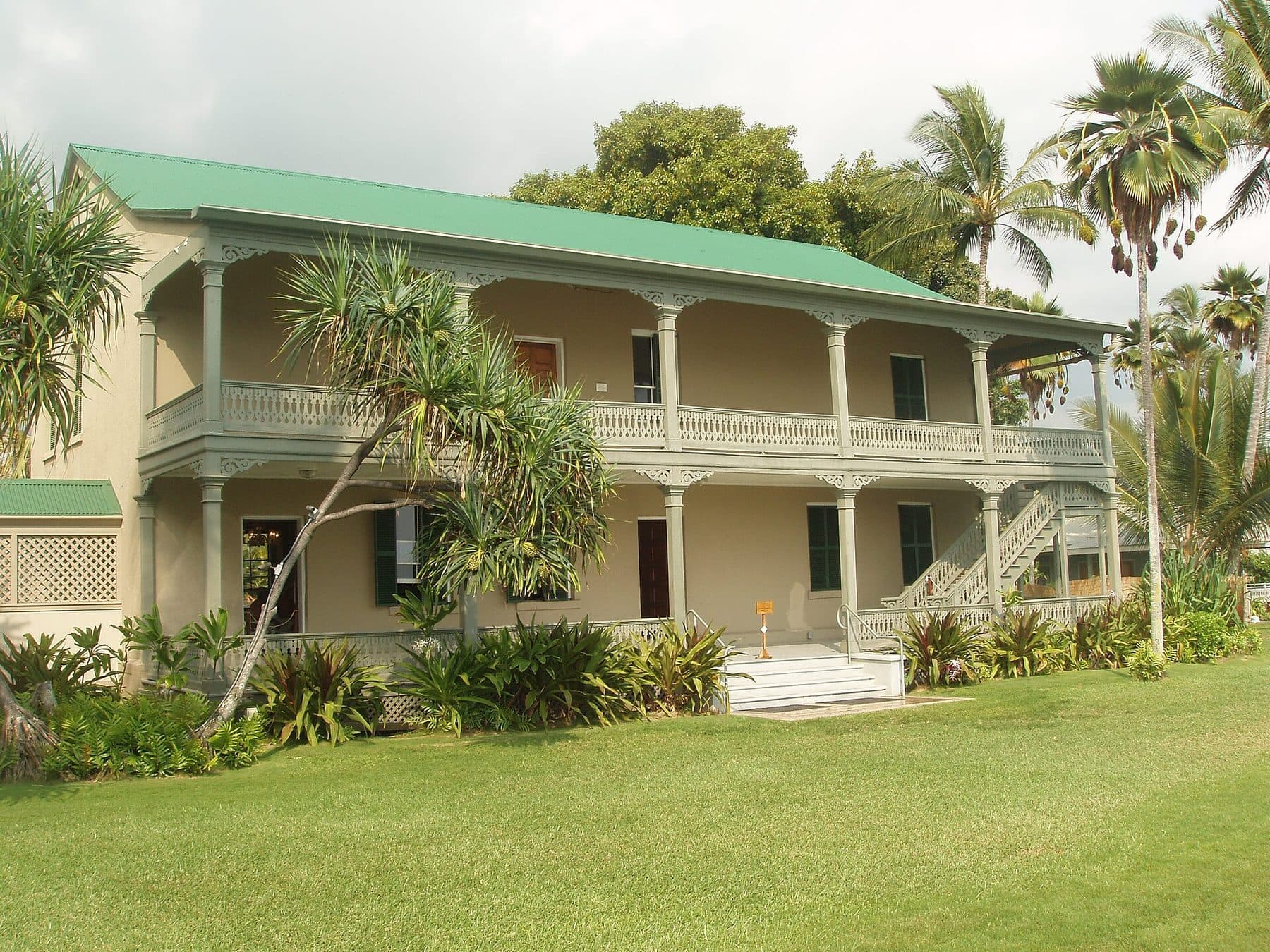 The oceanfront side of Huliheʻe Palace and its lawn in Kailua-Kona