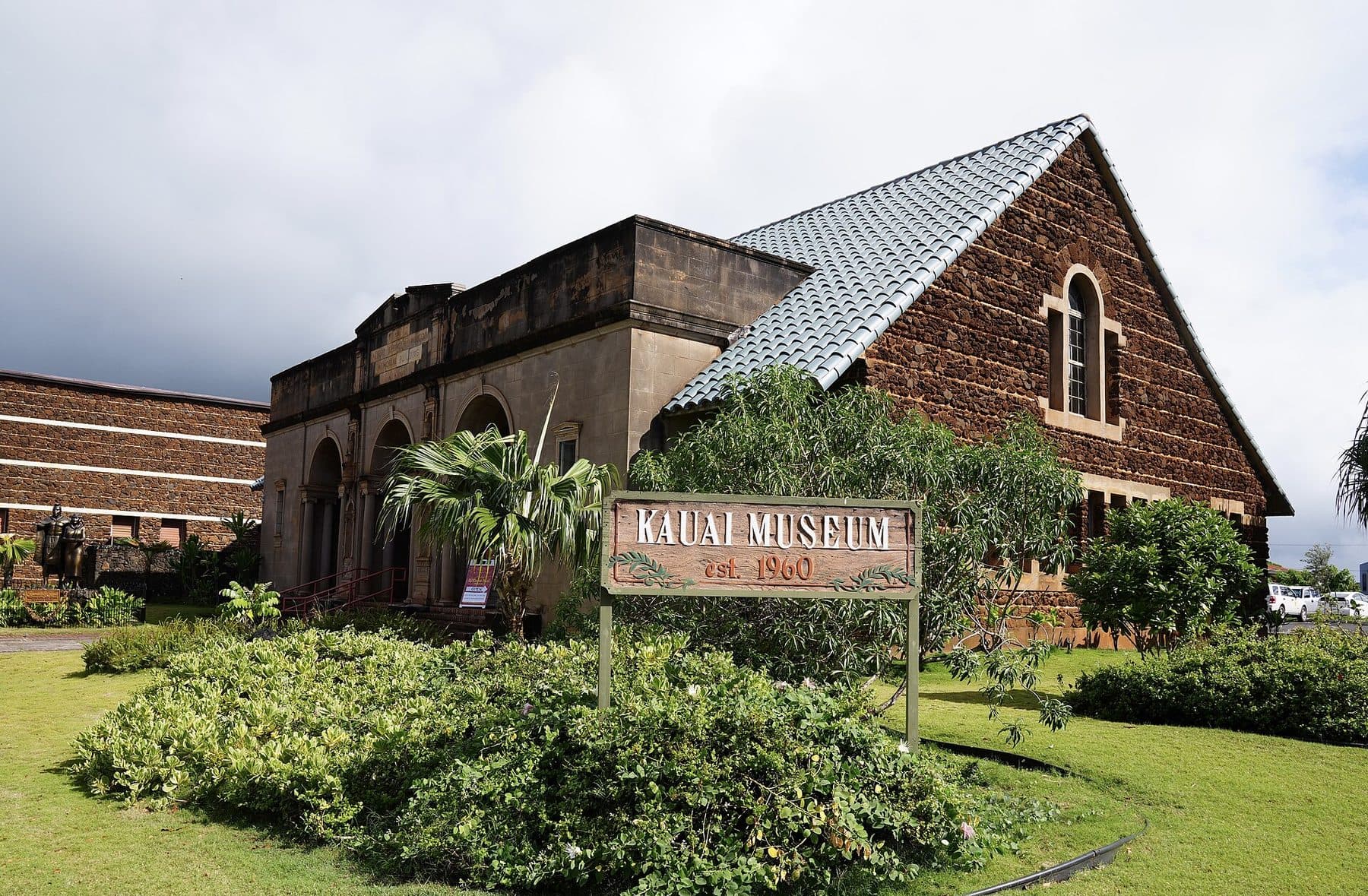 The lava-rock Kauaʻi Museum building and sign on Rice Street in Līhuʻe