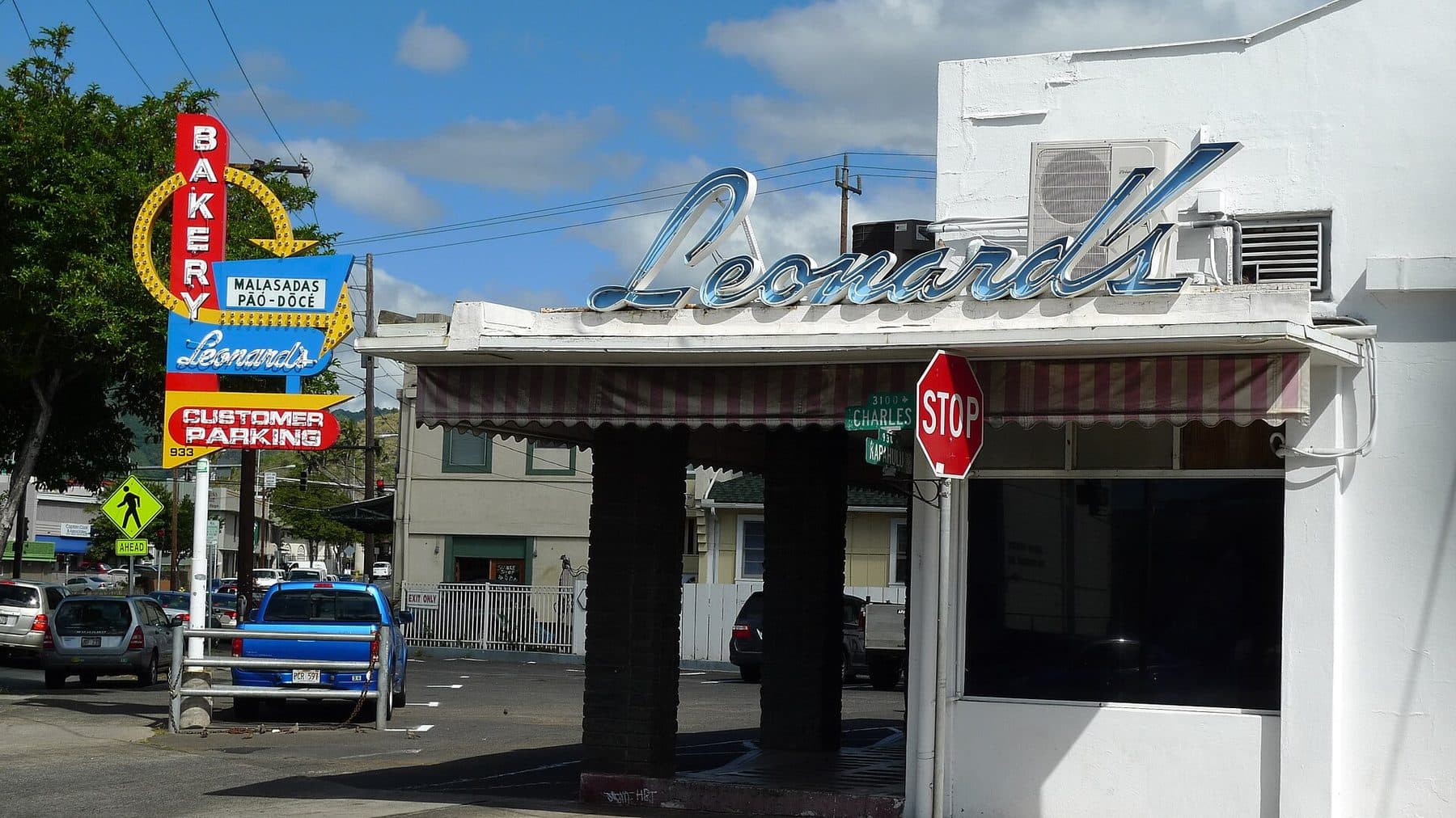 Leonard’s Bakery storefront and neon sign on Kapahulu Avenue