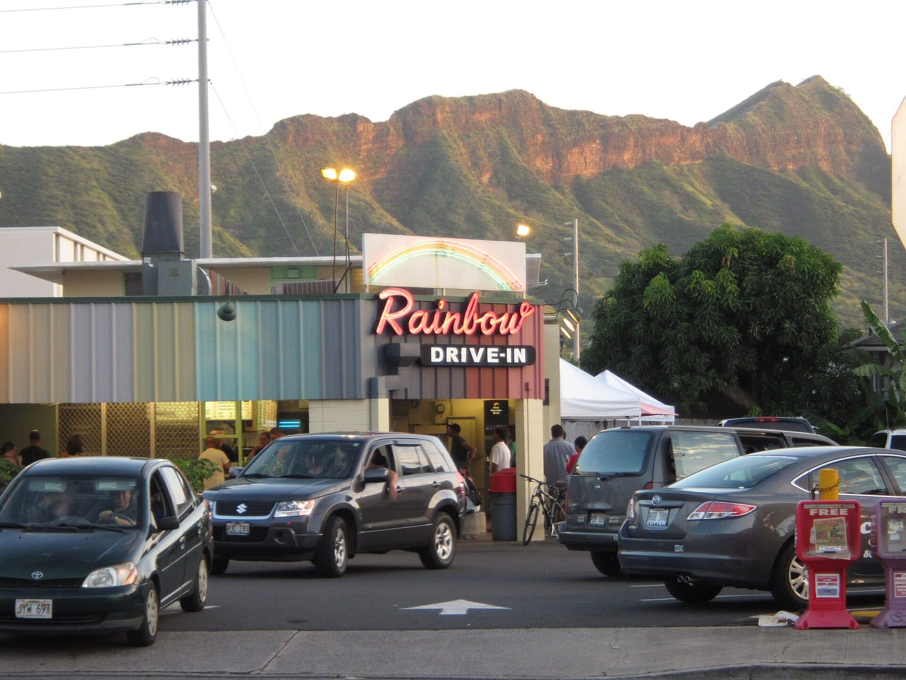 Rainbow Drive-In in Kapahulu with Lēʻahi (Diamond Head) behind