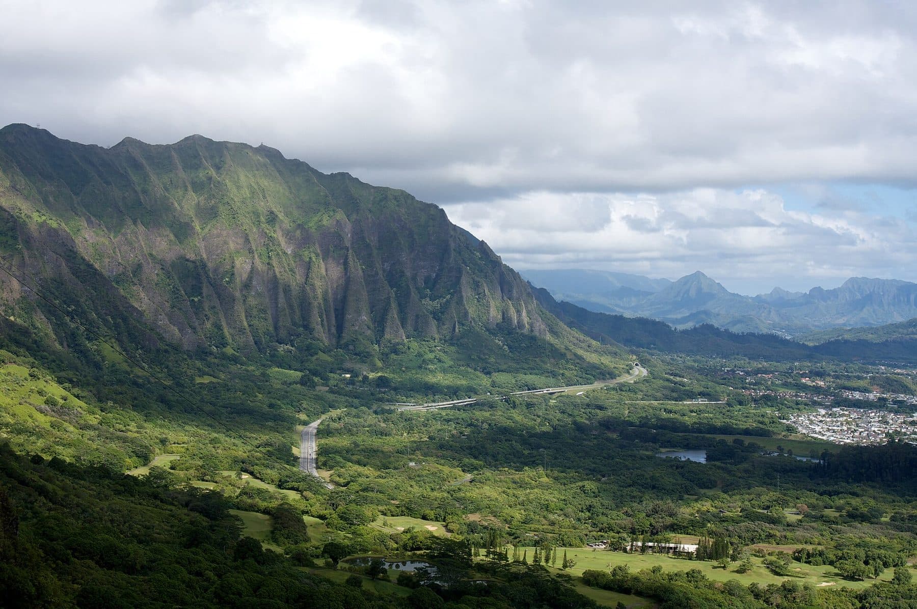 Koʻolau cliffs and windward Oʻahu from the Nuʻuanu Pali Lookout